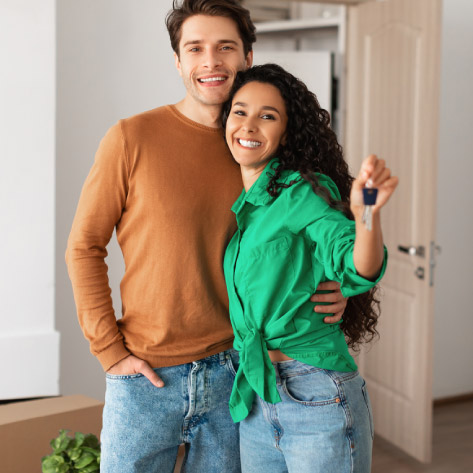 casal jovem abraçado